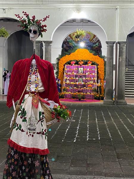 Ofrenda y calaca en el palacio. municipal